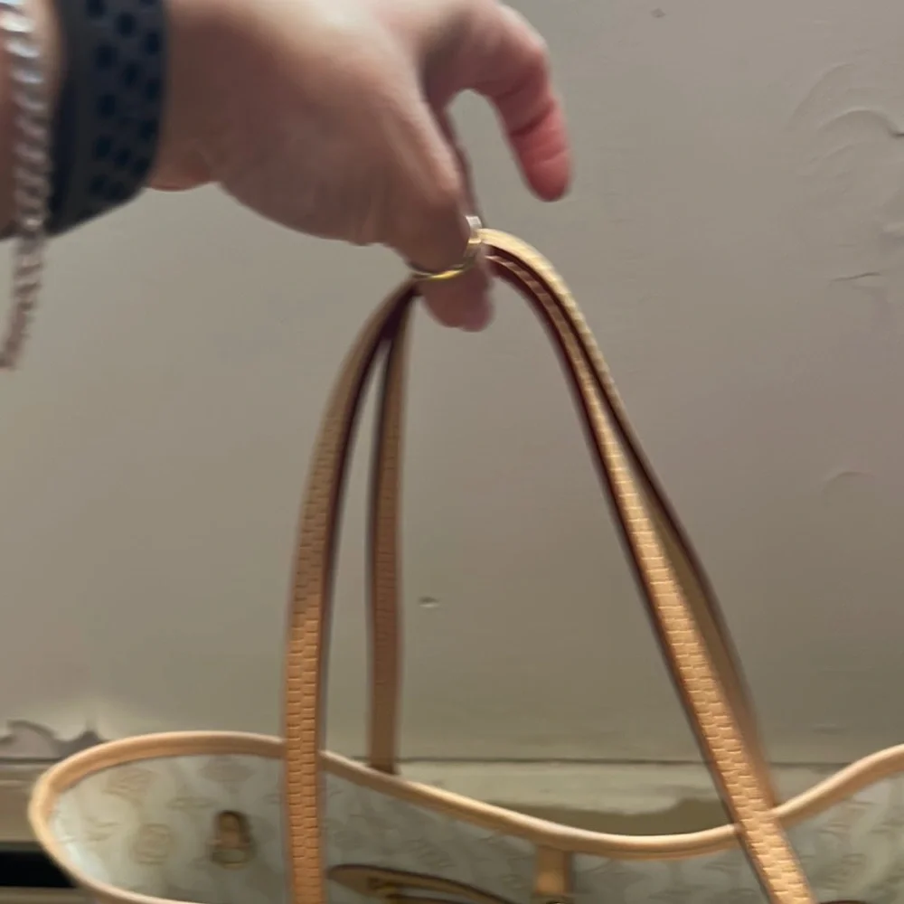 Louis Vuitton Pink and Brown Tote Bag with Classic Design - Picture 3 of 9